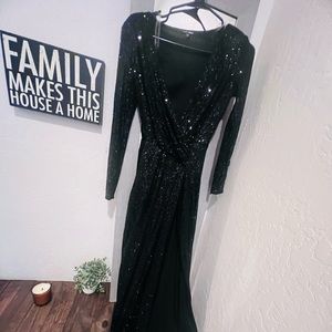 Amazing long sleeve fashion nova dress 😍 with the perfect leg slit!